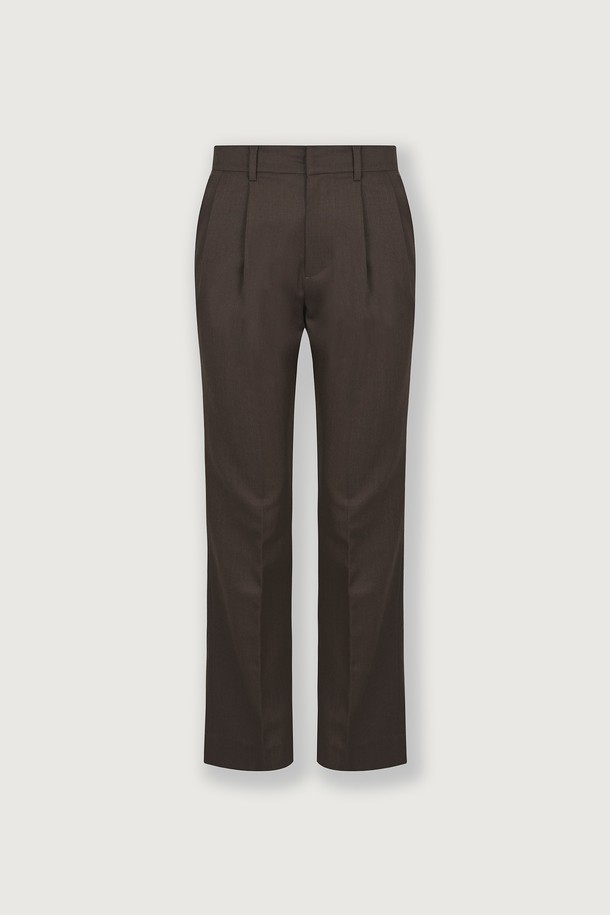 세르비노 울 슬랙스는 럭셔리 스타일을 추구하는 당신을 위한 아이템입니다. 칸푹 그레이, 브래큰 브라운 두 가지 색상으로 출시되었으며, 일상, 오피스룩, 비즈니스 캐주얼, 모임룩 등 다양한 TPO에 맞춰 활용할 수 있습니다. 부드러운 촉감의 울 소재와 은은한 표면감이 돋보이며, 스트레이트 핏과 릴랙스 핏으로 편안한 착용감을 선사합니다. 트월 패턴과 프론트 투 플리츠 디테일, 입체적인 구조, 고급스러운 광택이 특징이며, YKK 지퍼를 사용하여 완성도를 높였습니다. 클래식, 미니멀, 시크한 스타일을 즐기는 분들께 추천합니다.
