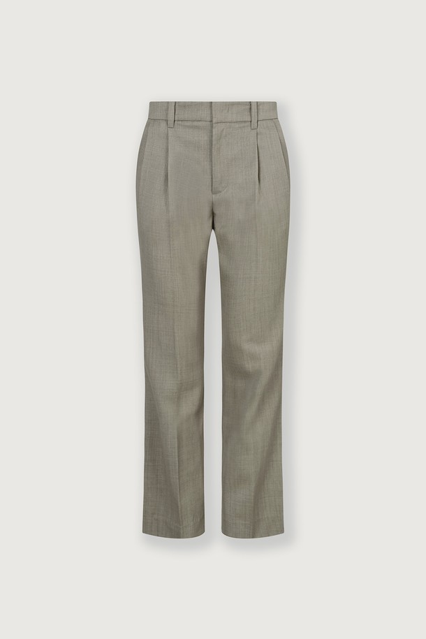 세련된 스타일을 완성하는 세르비노 울 슬랙스입니다. 카푸치노 그레이와 브라켄 브라운 두 가지 색상으로 출시되었으며, 가을과 겨울에 어울리는 긴 기장의 울 슬랙스입니다. 트윌 패턴의 부드러운 울 소재와 스트레이트 핏으로 제작되어 클래식하고 미니멀한 스타일을 연출합니다. 프론트 투 플리츠 디테일과 입체적인 구조감이 특징이며, 고급스러운 광택과 은은한 표면감이 돋보입니다. YKK 지퍼를 사용하여 내구성을 높였으며, 오피스룩, 비즈니스 캐주얼, 겨울 데일리룩 등 다양한 TPO에 활용할 수 있습니다.
