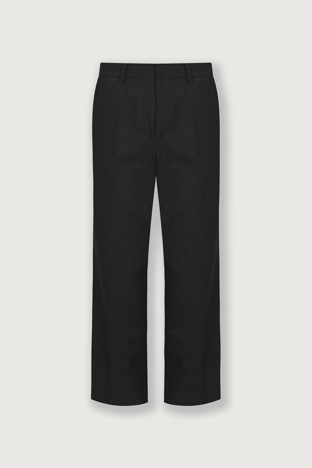 (M) 세르비노 울 슬랙스 [벨루가 차콜]는 포멀과 일상 모두 활용 가능한 남성용 울 슬랙스입니다. 가을, 겨울 시즌에 적합하며, 클래식과 미니멀 스타일을 추구하는 분들께 추천합니다. 부드러운 촉감의 울 소재에 은은한 표면감과 고급스러운 광택이 더해져 세련된 분위기를 연출합니다. 스트레이트 핏에 프론트 투 플리츠, YKK 지퍼, 단추 디테일로 완성도를 높였으며, 오피스룩, 비즈니스 캐주얼, 출근룩 등 TPO에 활용하기 좋습니다. 차콜 컬러의 트윌 패턴으로 어떤 상의와도 잘 어울리는 활용도 높은 아이템입니다.
