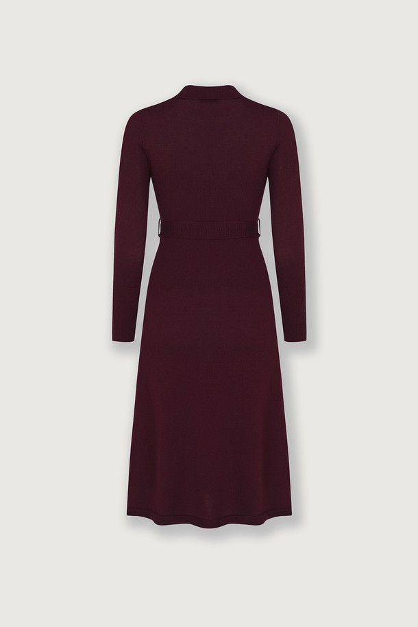 (W) 발투르 울 원피스는 여성스러움과 우아함을 더해주는 울 소재의 원피스입니다. 가을, 겨울 시즌에 어울리는 두꺼운 두께감과 부드러운 촉감으로 따뜻하고 편안하게 착용할 수 있습니다. A라인 핏에 라운드넥 디자인으로 깔끔한 실루엣을 연출하며, 리본 벨트와 소매 버튼 디테일이 포인트입니다. 와인과 블랙 두 가지 컬러로 출시되어 오피스룩, 모임룩, 소개팅룩 등 다양한 TPO에 활용 가능합니다. 클래식, 미니멀, 시크 스타일에 매치하여 세련된 스타일을 완성해 보세요.
