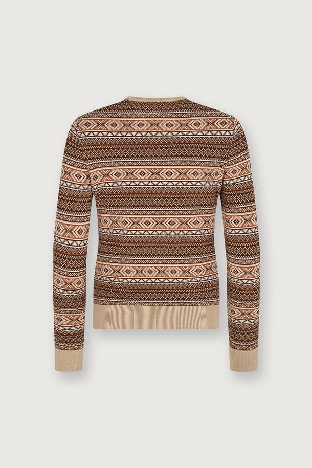 (W) 발투르 울 페어아일 스웨터 [태피 카멜]는 겨울 시즌, 클래식한 스타일을 연출하기 좋은 여성용 니트 스웨터입니다. 부드러운 촉감의 울 소재로 제작되었으며, 두꺼운 두께감으로 따뜻하게 착용할 수 있습니다. 레귤러핏 라운드넥 디자인에, 긴 소매와 크롭 기장으로 스타일리시함을 더했습니다. 태피 카멜 및 브라운 컬러의 페어아일 패턴이 돋보이며, 일상에서 클래식하고 미니멀한 무드를 연출하기에 좋습니다.
