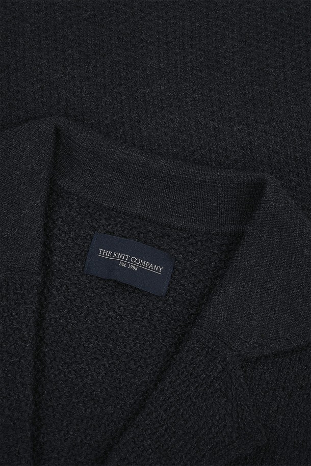 (M) 발투르 울 더블 재킷 [벨루가 차콜]은 가을과 겨울에 어울리는 남성용 더블 재킷입니다. 클래식과 미니멀한 스타일을 추구하는 분들을 위한 레귤러핏 디자인으로, 오피스룩, 비즈니스 캐주얼, 모임룩 등 다양한 TPO에 활용할 수 있습니다. 100% 울 소재로 제작되어 두꺼운 두께감을 자랑하며, 테일러드 칼라와 긴 소매가 특징입니다. 차콜 컬러의 무지 패턴은 시크한 매력을 더하여 어떤 스타일에도 쉽게 매치할 수 있습니다. 더블 버튼 여밈 방식으로 클래식한 멋을 살린 제품입니다.
