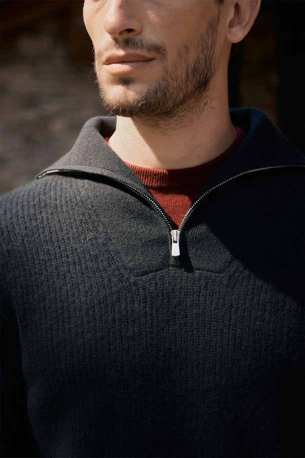 (M) 안테이 캐시미어 지퍼 스웨터는 고급스러운 캐시미어 소재로 제작되어 부드러운 촉감을 자랑합니다. 남성용으로, 가을과 겨울에 착용하기 적합하며, 미니멀하고 베이직한 스타일을 연출합니다. 레귤러핏의 하프넥 디자인에 두꺼운 두께감으로 따뜻함을 더하고, 지퍼 디테일로 포인트를 주었습니다. 출근룩, 비즈니스 캐주얼, 모임룩 등 다양한 TPO에 활용 가능하며, 클래식하고 미니멀한 스타일을 선호하는 남성에게 적합합니다. 블랙 컬러로 출시되었습니다.
