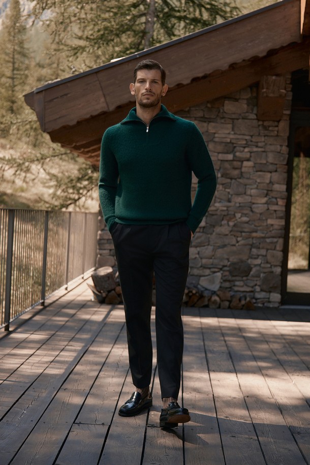 (M) 안테이 캐시미어 지퍼 스웨터는 부드러운 캐시미어 소재로 제작된 남성용 니트 스웨터입니다. 가을과 겨울에 어울리는 두꺼운 두께감과 긴 소매 기장, 하프넥 디자인으로 따뜻함과 스타일을 동시에 잡았습니다. 미니멀하고 베이직한 스타일로, 데이트룩과 출근룩 등 다양한 TPO에 활용 가능하며, 지퍼 디테일로 포인트를 더했습니다. 그린, 블랙 두 가지 색상으로 출시되어, 어떤 스타일에도 매치하기 용이합니다. 레귤러 핏으로 편안한 착용감을 선사합니다.
