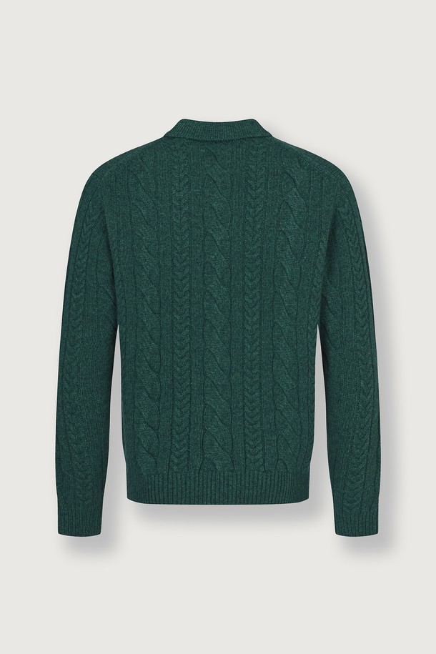 (M) 안테이 캐시미어 케이블 폴로 스웨터는 가을과 겨울에 어울리는 남녀 공용 상의입니다. 부드러운 캐시미어 소재로 제작되어 뛰어난 촉감을 선사하며, 레귤러 핏과 긴소매 기장으로 편안한 착용감을 제공합니다. 클래식하고 베이직한 스타일의 폴로넥 디자인에 케이블 패턴이 더해져 고급스러운 분위기를 연출하며, 출근룩이나 미니멀한 스타일을 선호하는 분들에게 적합합니다. 그린 컬러를 포함한 2가지 색상으로 출시되어 다양한 코디에 활용할 수 있습니다. 두꺼운 두께감으로 따뜻하게 착용 가능합니다.

