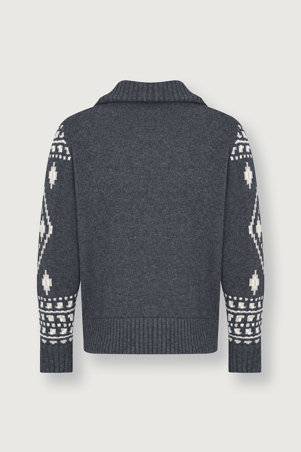 (M) 안테이 캐시미어 코위찬 재킷 [벨루가 차콜]은 캐시미어 소재로 제작되어 부드러운 촉감을 선사하는 남녀 공용 니트/스웨터입니다. 하이넥 디자인과 긴 소매, 두꺼운 두께감으로 가을과 겨울철 따뜻하게 착용할 수 있습니다. 촘촘한 기하학 패턴과 노르딕 패턴이 돋보이며, 집업 스타일로 편안하게 여밀 수 있습니다. 레귤러핏으로 제작되었으며, 캐주얼, 클래식, 미니멀 스타일을 모두 소화할 수 있는 활용도 높은 아이템입니다. 벨루가 차콜 컬러로 어떤 옷에도 매치하기 용이합니다.
