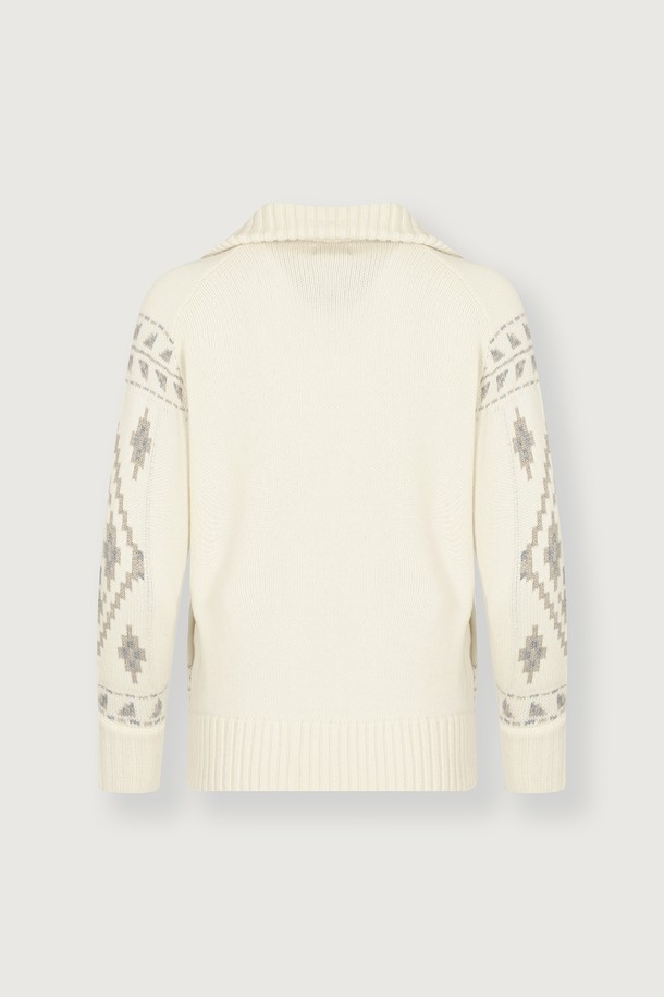 (W) 안테이 캐시미어 코위찬 재킷 [카놀리 크림]은 부드러운 촉감의 캐시미어 소재로 제작되어 가을과 겨울에 따뜻하게 착용할 수 있는 여성용 니트 재킷입니다. 클래식한 무드의 레귤러핏으로, 집업 스타일과 긴 소매, 두꺼운 두께감으로 보온성을 높였습니다. 카놀리 크림 컬러에 기하학적인 코위찬 패턴이 더해져 세련된 디자인을 완성했습니다. 데이트룩, 모임룩 등 다양한 TPO에 활용 가능하며, 미니멀하고 클래식한 스타일을 선호하는 분들께 추천합니다.
