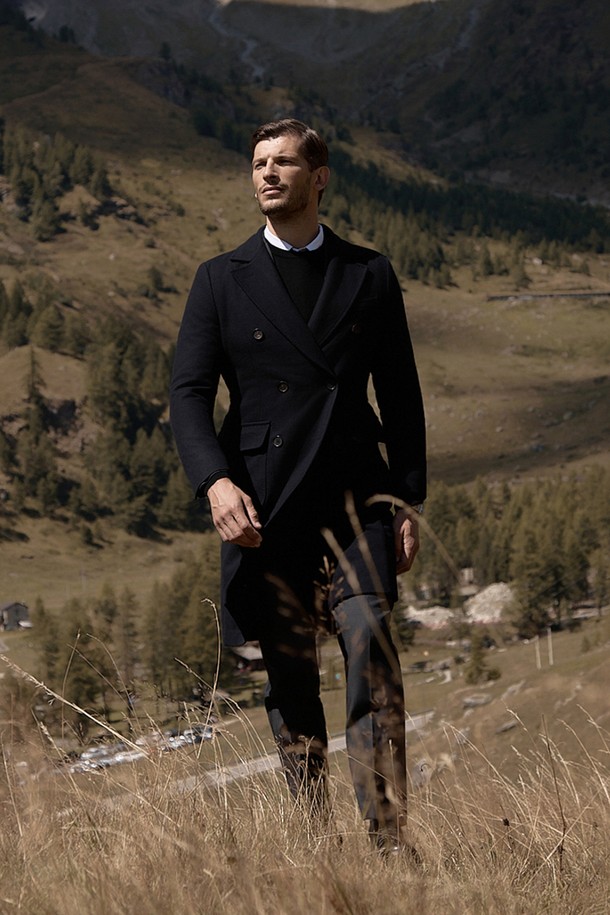 (M) 지오보 울 폴로 코트 [아스트랄 네이비]는 남성용 폴로 코트입니다. 가을, 겨울 시즌에 어울리는 두꺼운 울 소재로 제작되어 부드러운 촉감을 선사합니다. 클래식하고 미니멀한 스타일로, 포멀한 디자인과 클래식한 실루엣을 갖춘 더블버튼 방식의 레귤러핏 코트입니다. 오피스룩, 비즈니스 캐주얼, 모임룩 등 다양한 TPO에 활용 가능하며, 어떤 룩에도 세련된 분위기를 더합니다. 네이비 컬러의 무지 디자인으로, 유행을 타지 않고 오래도록 즐겨 입을 수 있습니다.
