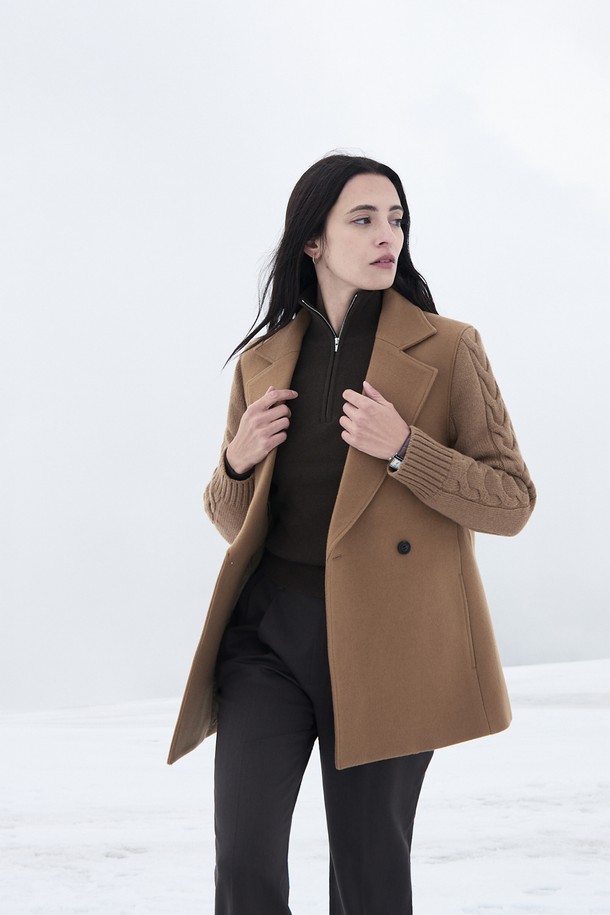 (W) 지오보 울 더블 코트 [태피 카멜]는 여성스러운 실루엣을 강조하는 더블 코트입니다. 부드러운 울 소재로 제작되어 뛰어난 촉감과 보온성을 자랑하며, 가을/겨울 시즌에 착용하기 좋습니다. 클래식하고 미니멀한 디자인으로 오피스룩, 출근룩, 모임룩 등 다양한 TPO에 활용 가능합니다. 레귤러핏에 테일러드 칼라가 더해져 시크한 스타일을 연출하며, 태피 카멜 컬러가 세련된 분위기를 더합니다. 긴 소매와 더블 버튼 여밈으로 안정감 있는 착용감을 선사합니다.
