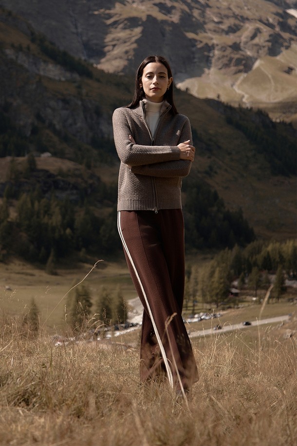 (W) 발투르 울 지퍼 재킷 [칸틴 그레이]는 여성용 아우터, 자켓입니다. 가을, 겨울 시즌에 어울리는 두꺼운 울 소재로 제작되어 부드러운 촉감을 선사하며, 미니멀하고 베이직한 스타일을 연출합니다. 크롭 기장과 심플한 디자인이 특징이며, 지퍼형 여밈 방식으로 간편하게 착용할 수 있습니다. 레귤러핏으로 제작되어 출근룩과 같은 일상에서도 부담 없이 활용 가능합니다. 칸틴 그레이 컬러의 무지 디자인으로 어떤 옷에도 쉽게 매치할 수 있습니다.
