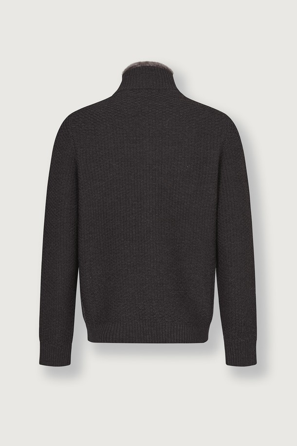 (M) 발투르 울 지퍼 재킷 [토르테 차콜]은 미니멀하고 베이직한 스타일을 추구하는 남성 고객을 위한 크롭 기장의 울 소재 자켓입니다. 가을과 겨울에 착용하기 적합하며, 하이넥 디자인과 지퍼 여밈으로 시크한 분위기를 연출합니다. 출근룩, 비즈니스 캐주얼, 모임룩 등 다양한 TPO에 활용 가능하며, 클래식, 미니멀, 시크 스타일을 선호하는 분들께 추천합니다. 차콜 컬러의 무지 디자인으로 어떤 스타일에도 쉽게 매치할 수 있습니다. 레귤러핏으로 제작되어 편안한 착용감을 선사합니다.
