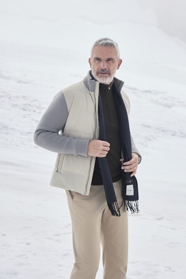 부드러운 스웨이드 소재와 따뜻한 두께감으로 겨울철 포근함을 선사하는 (M) 샤무아 패널 다운 재킷입니다. 베이직하고 미니멀한 디자인에 레귤러핏으로 제작되어 편안한 착용감을 제공하며, 집업 스타일로 간편하게 착용할 수 있습니다. 무지 패턴에 패널 디테일이 더해져 세련된 느낌을 주며, 출근룩과 모임룩 등 다양한 TPO에 활용 가능합니다. 블랙과 베이지 두 가지 색상으로 출시되어, 취향에 맞게 선택할 수 있습니다. 캐주얼, 미니멀, 클래식 스타일을 즐겨 입는 남성분들께 추천합니다.
