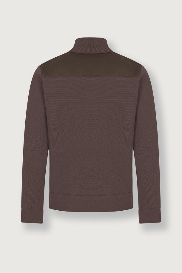 (M) 샤무아 패널 다운 재킷은 부드러운 스웨이드 소재로 제작되어 포근한 착용감을 선사합니다. 미니멀하고 베이직한 디자인에 브라운 컬러가 더해져 겨울철 데일리룩에 활용하기 좋습니다. 크롭 기장과 레귤러핏으로 트렌디한 스타일을 연출하며, 집업 여밈 방식과 긴 소매로 편안함을 더했습니다. 숏패딩 스타일의 두꺼운 두께감으로 보온성을 높였으며, 패널 디테일이 돋보이는 디자인입니다.
