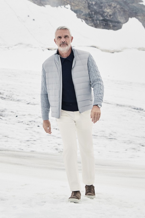 (M) 아르피아 패널 다운 재킷은 겨울철 일상 및 캐주얼룩에 적합한 남성용 다운 재킷입니다. 그레이와 화이트 두 가지 색상으로 출시되었으며, 미니멀하고 베이직한 스타일을 연출합니다. 두꺼운 두께감의 나일론 소재로 제작되어 보온성과 방풍 기능을 제공하며, 부드러운 촉감을 선사합니다. 패널 디테일이 돋보이는 디자인과 집업 여밈 방식으로 편리하게 착용 가능하며, 출근룩에도 활용할 수 있습니다. 레귤러핏의 레귤러 기장으로 제작되어 편안한 착용감을 제공합니다.
