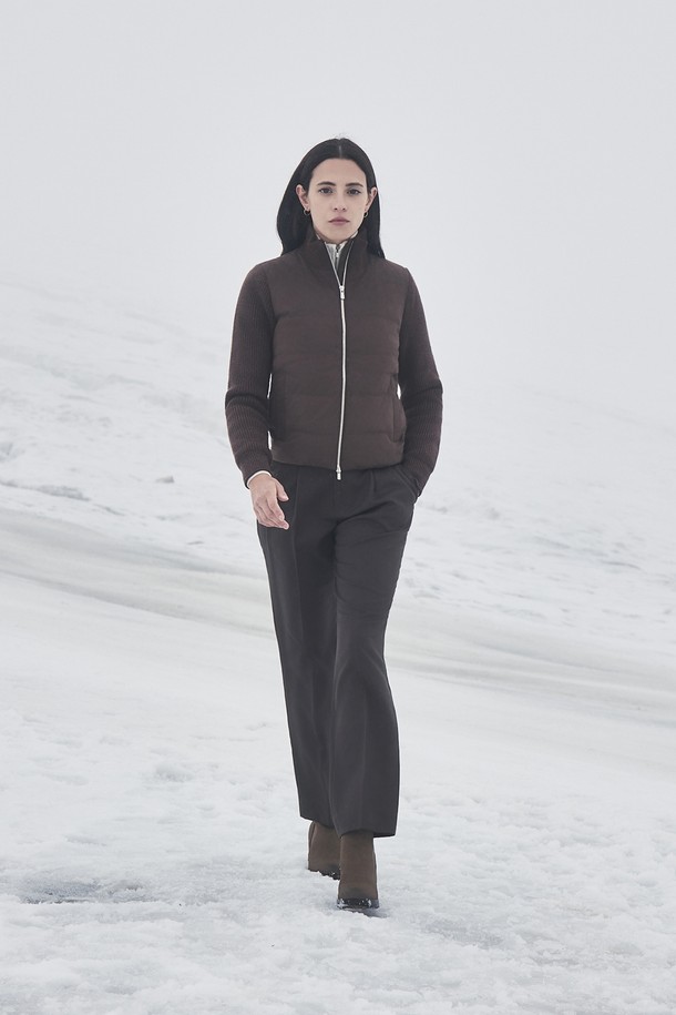 (W) 샤무아 패널 다운 재킷은 여성용 다운 재킷으로, 부드러운 스웨이드 소재와 두꺼운 두께감으로 따뜻함을 제공합니다. 미니멀하고 베이직한 스타일의 무지 디자인에 브라운 컬러가 더해져 겨울철 일상룩에 세련됨을 더합니다. 레귤러핏으로 편안하게 착용 가능하며, 긴 소매와 집업 여밈 방식으로 보온성을 높였습니다. 패널 디테일이 돋보이는 디자인으로, 클래식한 무드를 선호하는 여성분들께 추천합니다.
