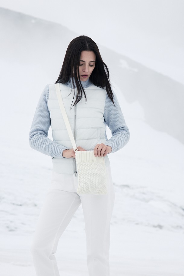 (W) 아르피아 패널 다운 재킷 2컬러는 여성용으로, 캐주얼 및 스포티한 스타일을 연출하는 겨울철 필수 아이템입니다. 화이트와 그레이 두 가지 색상으로 출시되어 다양한 룩에 매치하기 용이합니다. 크롭 기장에 레귤러 핏으로, 패널 디테일이 돋보이는 숏패딩 디자인입니다. 부드러운 촉감의 나일론과 폴리에스터 혼방 소재에 두꺼운 패딩 안감으로 보온성을 높였습니다. 지퍼 여밈 방식과 긴 소매 디자인으로 편안하게 착용할 수 있습니다.
