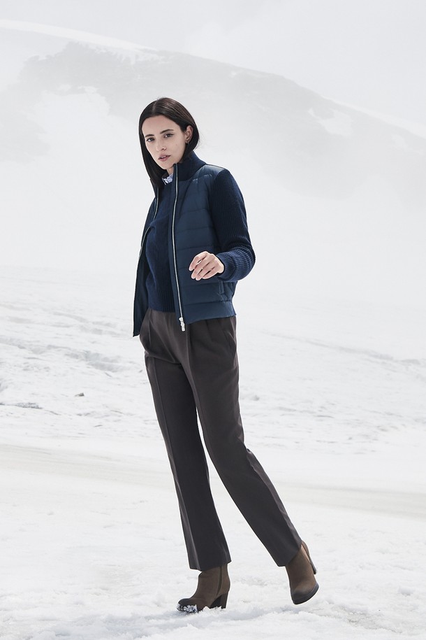 (W) 아르피아 패널 다운 재킷은 여성용 겨울 아우터로, 미니멀하고 베이직한 스타일을 추구하는 분들께 적합합니다. 네이비 컬러의 무지 디자인에 숏 기장으로 활동성을 높였으며, 두꺼운 두께감과 부드러운 촉감의 나일론 소재를 사용하여 보온성을 극대화했습니다. 집업 여밈 방식과 긴 소매, 패널 디테일이 돋보이는 디자인으로, 일상에서 편안하게 착용할 수 있습니다. 래귤러핏으로 제작되어 편안한 착용감을 제공하며, 패딩 안감으로 추운 겨울에도 따뜻하게 몸을 보호해 줍니다.
