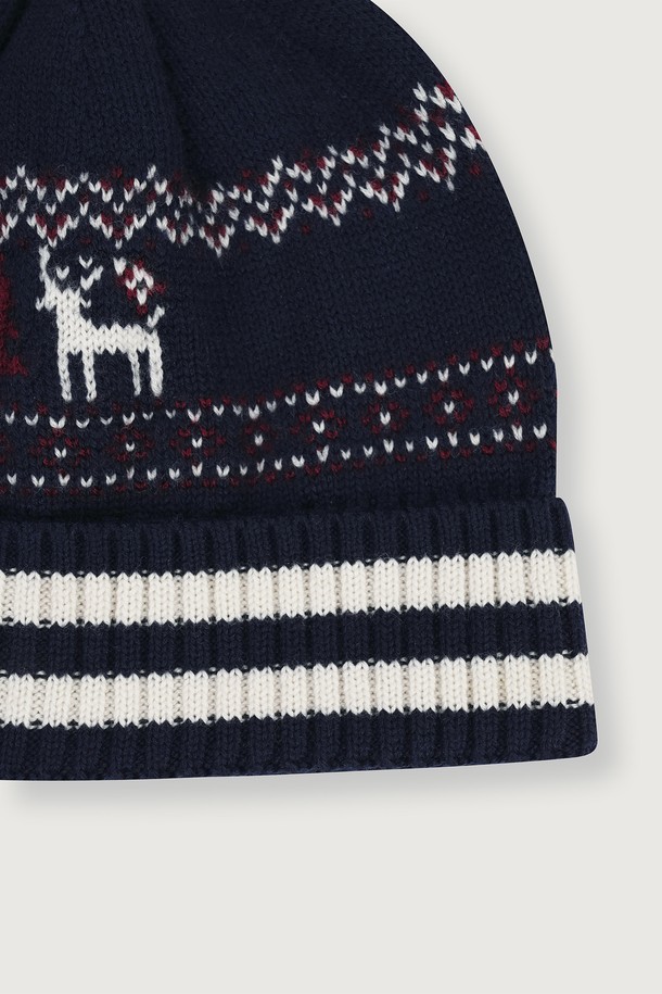 발투르 울 노르딕 비니 [이클립스 네이비]는 캐주얼, 클래식, 미니멀 스타일을 아우르는 공용 비니입니다. 가을과 겨울, 추운 계절에 적합하며, 부드러운 촉감과 두꺼운 두께로 뛰어난 보온성을 제공합니다. 네이비 컬러에 노르딕 스트라이프 패턴 니트 디자인으로 포인트를 더했습니다. 울 소재를 사용하여 고급스러움을 더했으며, 일반적인 모자 깊이로 편안하게 착용할 수 있습니다. 데일리룩에 포인트 아이템으로 활용하기 좋은, 세련된 디자인의 비니입니다.
