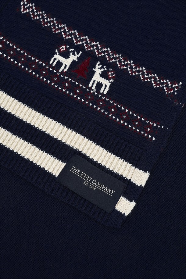 발투르(Valtur) 울 노르딕 머플러 [이클립스 네이비]는 캐주얼, 클래식, 미니멀 스타일을 즐기는 분들을 위한 머플러입니다. 포근한 울 소재로 제작되어 가을, 겨울 추운 날씨에도 따뜻하게 착용할 수 있으며, 부드러운 촉감으로 편안함을 선사합니다. 이클립스 네이비 컬러에 노르딕 패턴과 동물 무늬가 어우러져 캐주얼하면서도 세련된 분위기를 연출합니다. 출근룩이나 모임룩에 포인트를 더할 수 있으며, 두꺼운 두께와 뛰어난 보온성으로 한겨울에도 따뜻하게 몸을 감싸줍니다. 패턴 니트 디자인으로 포인트를 더해, 개성 있는 스타일을 완성해보세요.
