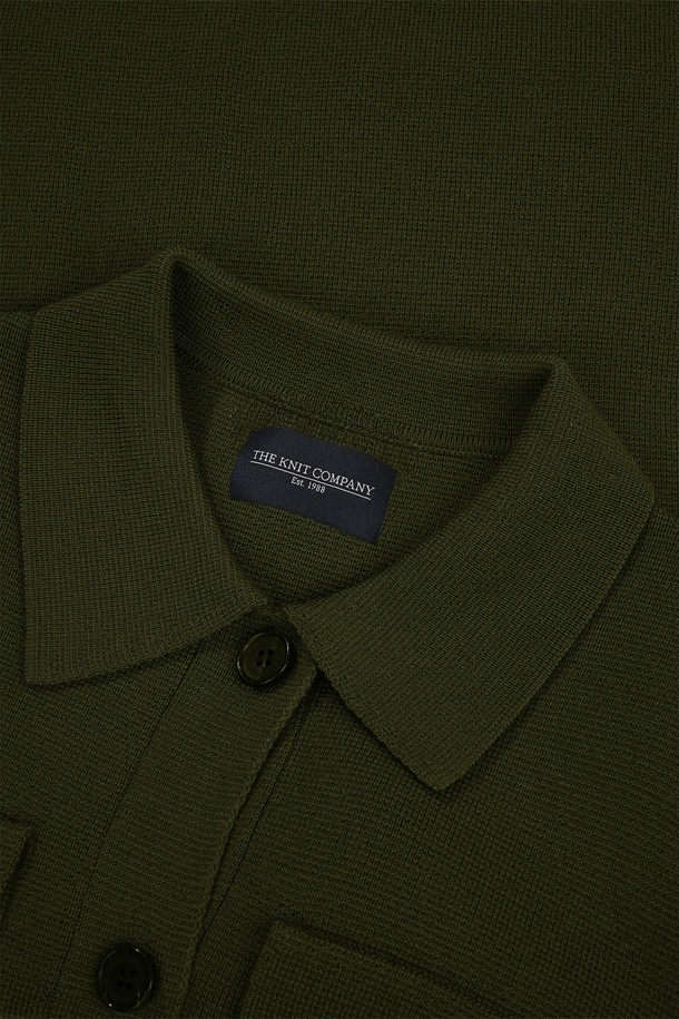 발토르 울 사파리 재킷은 남성용 아우터로, 일상 및 비즈니스룩에 모두 적합한 사파리 재킷입니다. 카키와 네이비 두 가지 색상으로 출시되었으며, 사계절 내내 활용할 수 있습니다. 클래식하고 미니멀한 스타일을 추구하며, 무지 패턴에 레귤러핏, 레귤러 기장으로 제작되었습니다. 울트라파인 메리노 울 100% 소재로 부드러운 촉감을 선사하며, 밀라노 니트 구조와 자연스러운 주름, 은은한 광택감의 혼 버튼, 브랜드 로고 각인 혼 버튼, 허리 벨트 디자인이 특징입니다.
