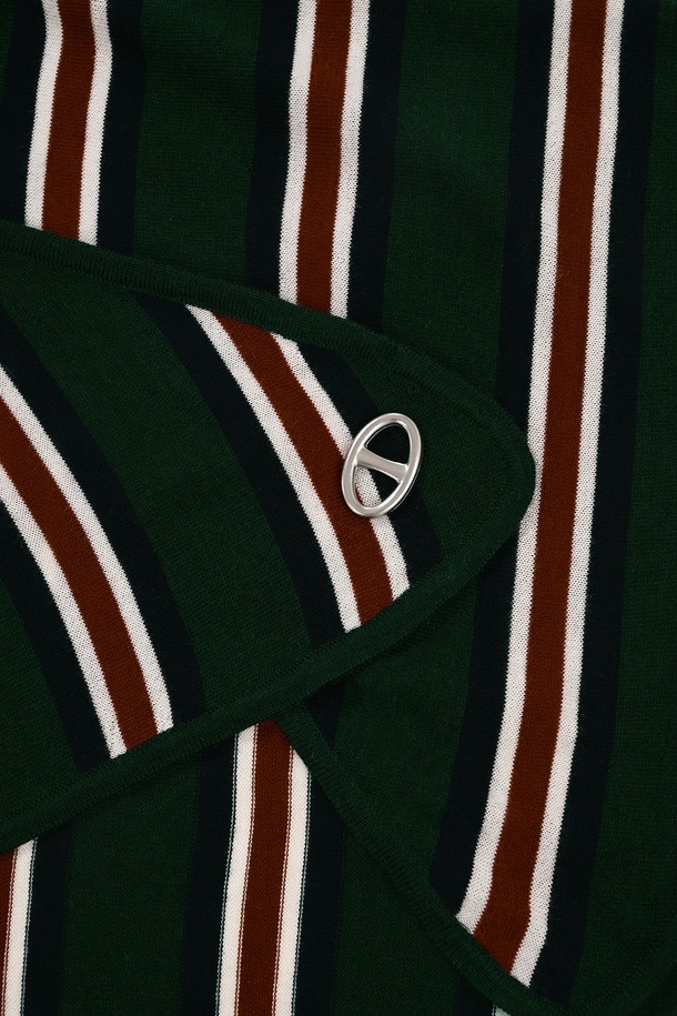 발투르 울 스트라이프 스카프는 부드러운 촉감과 얇은 두께로 제작되어 가을, 겨울철에 따뜻함과 세련됨을 동시에 선사합니다. 공용으로 착용 가능하며, 그린, 화이트, 레드의 세련된 스트라이프 패턴이 클래식하고 우아한 스타일을 연출합니다. 하이게이지 편직으로 제작되어 슬림한 실루엣을 자랑하며, 천연 신축성과 통기성, 습도 조절 기능으로 편안한 착용감을 제공합니다. 비즈니스 캐주얼, 오피스룩, 출근룩 등 다양한 TPO에 활용하여 미니멀하면서도 세련된 스타일을 완성해 보세요. 울 소재 특유의 고급스러움이 돋보이는 발투르 스트라이프 스카프는 당신의 겨울 스타일을 더욱 돋보이게 해줄 것입니다.
