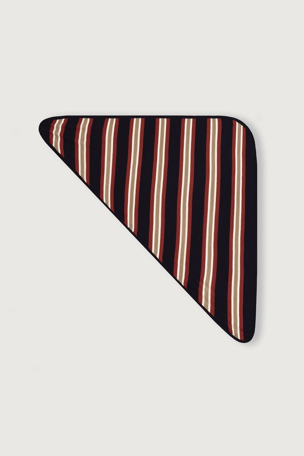 발투르 울 스트라이프 스카프는 일상과 비즈니스룩에 모두 잘 어울리는 공용 스카프입니다. 울트라파인 메리노 울 100% 소재로 제작되어 실크처럼 부드러운 촉감과 자연스러운 신축성을 제공합니다. 16GG 고게이지 니트 구조로 제작되어 얇지만 보온성과 통기성이 뛰어나 사계절 내내 착용 가능하며, 클래식하고 엘레강스한 스타일을 연출합니다. 비즈니스 캐주얼, 오피스룩, 출근룩에 매치하여 미니멀하고 시크한 분위기를 더해보세요. 자연스러운 색상 전환의 스트라이프 패턴이 세련된 디자인을 완성합니다.
