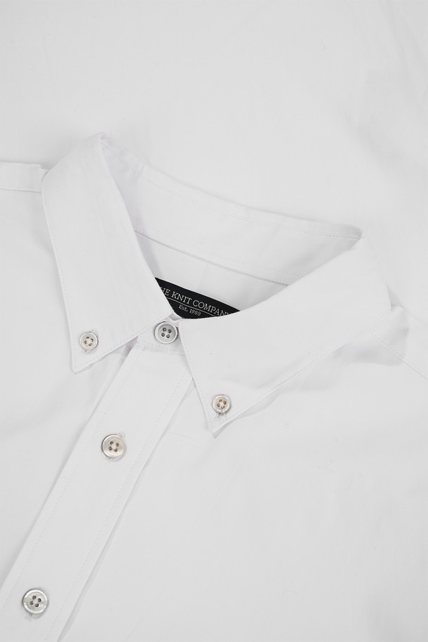 테오둘(Teodul) 코튼 드레스 셔츠는 남성을 위한 클래식 스타일의 드레스 셔츠입니다. 루센트 화이트 컬러의 무지 디자인으로, 격식 있는 자리에 적합하며 오피스룩, 회의룩, 면접룩에 잘 어울립니다. 부드럽고 매끄러운 촉감의 면과 폴리에스터 혼방 소재로 제작되었으며, 레귤러 기장, 버튼다운 칼라, 긴 소매, 클래식 핏을 적용했습니다. 라운드형 밑단, 소매 조절 단추, 자개 단추 등 섬세한 디테일이 특징입니다.

