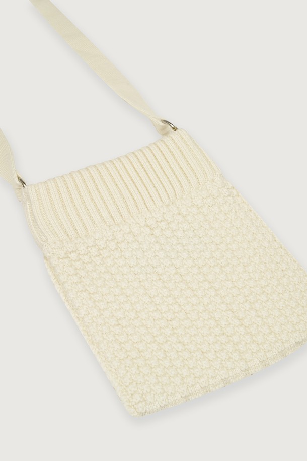 발투르 울 미니 백은 모던하고 우아한 스타일을 추구하는 여성들을 위한 미니 백입니다. 아이보리, 화이트 컬러의 울 소재로 제작되었으며, 로우 게이지 편직 니트 패턴이 특징입니다. 울트라 파인 메리노 울 100% 소재를 사용하여 실크같이 매끄러운 촉감과 뛰어난 통기성, 체온 유지 기능을 제공합니다. 사각 디자인에 스냅 잠금 방식으로, 비즈니스 캐주얼 및 출근룩, 클래식, 미니멀, 시크 스타일을 즐겨 입는 고객에게 적합합니다.
