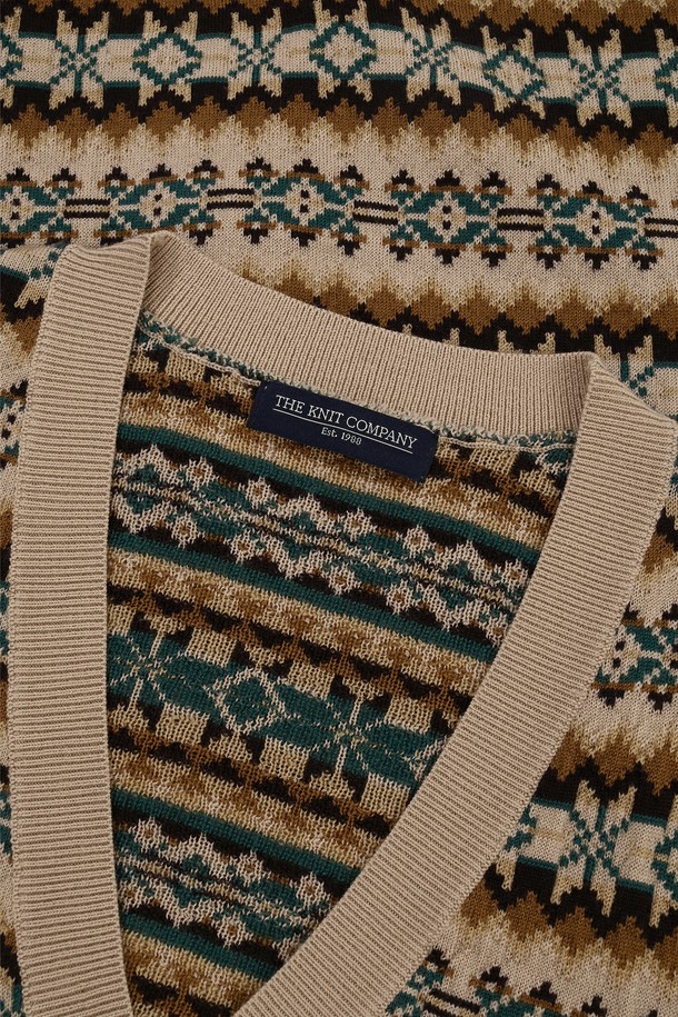 발투르 울 페어아일 베스트는 남성용 베스트로, 가을과 겨울에 착용하기 좋습니다. 아게이트 베이지 컬러의 레귤러핏으로 제작되었으며, 클래식하고 미니멀한 스타일을 연출합니다. 두꺼운 울 소재에 부드러운 촉감, 다색 자카드 편직과 기하학 패턴의 페어아일 무늬가 특징입니다. V넥 라인과 민소매 디자인으로, 버튼 여밈 방식과 천연 소재 단추, 곡선 형태 마감 디테일이 돋보입니다. 비즈니스 캐주얼, 출근룩, 겨울 데일리룩 등 다양한 TPO에 활용할 수 있습니다.
