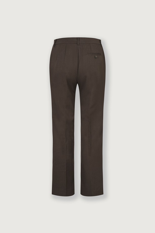 세르비노 울 슬랙스는 럭셔리 스타일을 추구하는 당신을 위한 아이템입니다. 칸푹 그레이, 브래큰 브라운 두 가지 색상으로 출시되었으며, 일상, 오피스룩, 비즈니스 캐주얼, 모임룩 등 다양한 TPO에 맞춰 활용할 수 있습니다. 부드러운 촉감의 울 소재와 은은한 표면감이 돋보이며, 스트레이트 핏과 릴랙스 핏으로 편안한 착용감을 선사합니다. 트월 패턴과 프론트 투 플리츠 디테일, 입체적인 구조, 고급스러운 광택이 특징이며, YKK 지퍼를 사용하여 완성도를 높였습니다. 클래식, 미니멀, 시크한 스타일을 즐기는 분들께 추천합니다.
