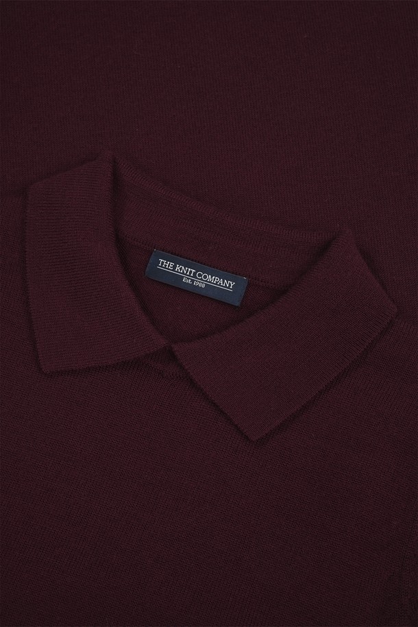 (W) 발투르 울 원피스는 여성스러움과 우아함을 더해주는 울 소재의 원피스입니다. 가을, 겨울 시즌에 어울리는 두꺼운 두께감과 부드러운 촉감으로 따뜻하고 편안하게 착용할 수 있습니다. A라인 핏에 라운드넥 디자인으로 깔끔한 실루엣을 연출하며, 리본 벨트와 소매 버튼 디테일이 포인트입니다. 와인과 블랙 두 가지 컬러로 출시되어 오피스룩, 모임룩, 소개팅룩 등 다양한 TPO에 활용 가능합니다. 클래식, 미니멀, 시크 스타일에 매치하여 세련된 스타일을 완성해 보세요.
