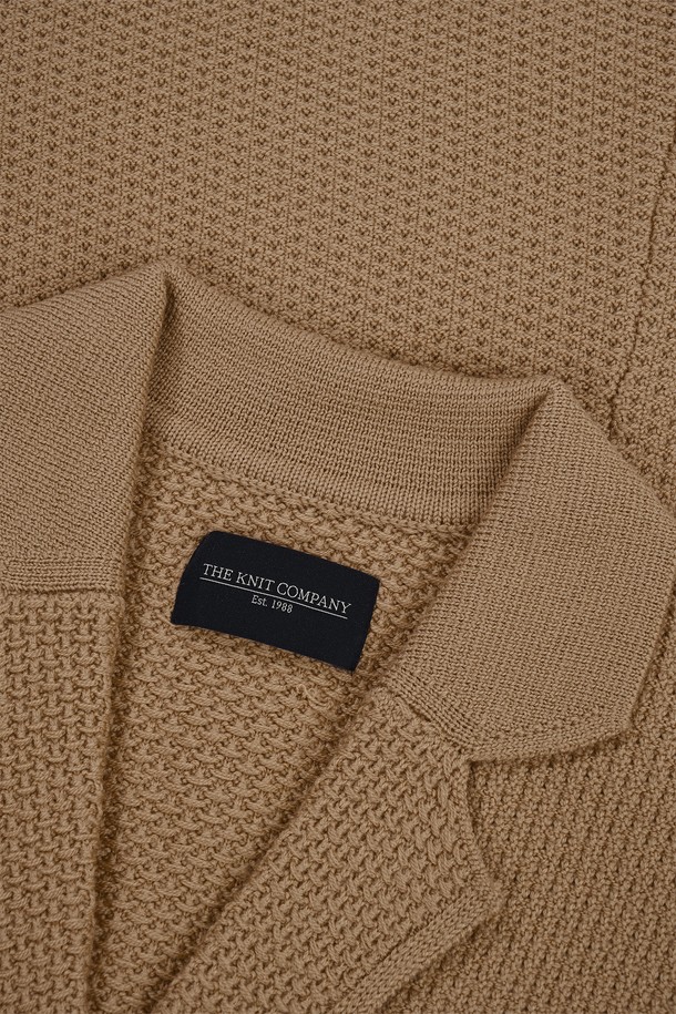 (W) 발투르 울 더블 재킷 [비스터 베이지]는 여성 고객을 위한 아우터입니다. 가을과 겨울에 착용하기 적합하며, 클래식하고 미니멀한 스타일을 연출합니다. 울 소재의 두꺼운 원단으로 제작되어 포켓 디테일이 돋보이며, 크롭 기장과 더블 버튼 여밈으로 세련된 핏을 선사합니다. 오피스룩, 출근룩, 모임룩 등 다양한 TPO에 활용 가능한 비스터 베이지 컬러의 더블 코트 타입 재킷입니다.
