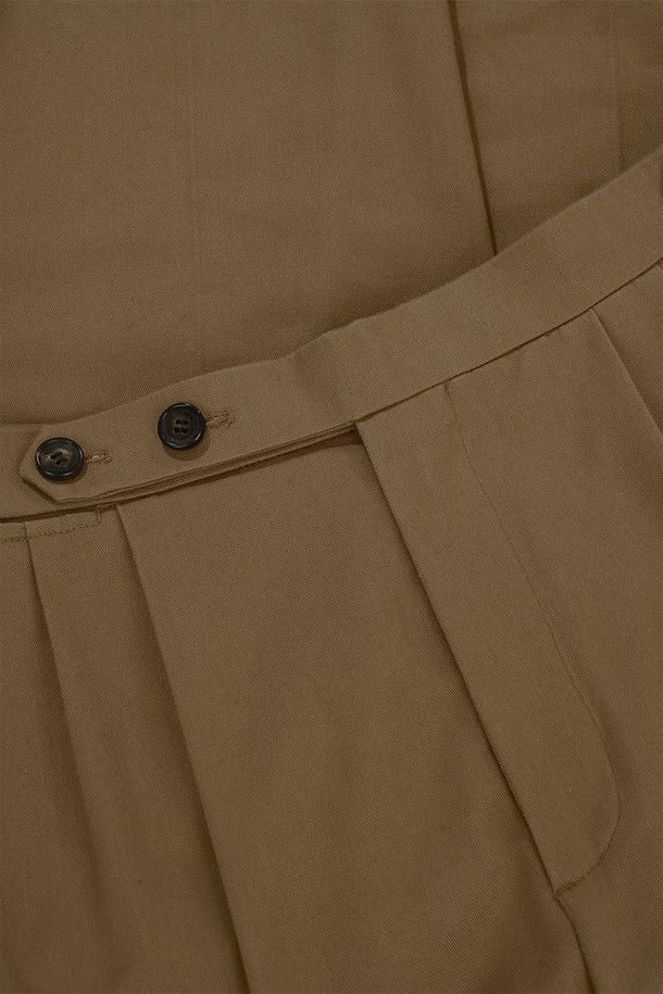 (M) 찰레 코튼 테일러드 팬츠는 베이직하면서도 세련된 스타일을 연출하는 남성용 테일러드 팬츠입니다. 부드러운 면 소재로 제작되어 편안한 착용감을 선사하며, 봄, 가을 시즌에 적합합니다. 레귤러 핏과 테이퍼드 디자인으로 다리가 길어 보이는 효과를 주며, 크롭 기장으로 트렌디함을 더했습니다. 베이지, 브라운, 카키 3가지 색상으로 출시되어 다양한 스타일 연출이 가능하며, 사이드 조절 버클과 테일러드 디테일이 돋보입니다. 오피스룩, 비즈니스 캐주얼, 데이트룩 등 폭넓은 TPO에 활용할 수 있는 클래식하고 미니멀한 팬츠입니다.
