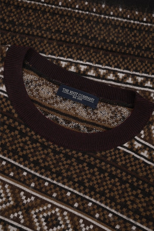 (M) 발투르 울 페어아일 스웨터 [실 브라운]는 클래식한 무드의 남성용 스웨터입니다. 가을과 겨울에 어울리는 두꺼운 두께감과 부드러운 울 소재로 제작되어 따뜻하고 편안한 착용감을 선사합니다. 전통적인 페어아일 패턴이 돋보이며, 라운드넥과 레귤러핏으로 디자인되어 출근룩, 데이트룩 등 다양한 스타일에 활용하기 좋습니다. 긴 소매 기장과 레귤러 기장으로 제작되었으며, 미니멀, 캐주얼 스타일에도 잘 어울립니다. 브라운 컬러는 어떤 옷에도 매치하기 쉬워 활용도가 높습니다.
