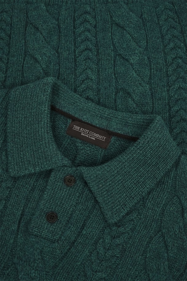 (M) 안테이 캐시미어 케이블 폴로 스웨터는 가을과 겨울에 어울리는 남녀 공용 상의입니다. 부드러운 캐시미어 소재로 제작되어 뛰어난 촉감을 선사하며, 레귤러 핏과 긴소매 기장으로 편안한 착용감을 제공합니다. 클래식하고 베이직한 스타일의 폴로넥 디자인에 케이블 패턴이 더해져 고급스러운 분위기를 연출하며, 출근룩이나 미니멀한 스타일을 선호하는 분들에게 적합합니다. 그린 컬러를 포함한 2가지 색상으로 출시되어 다양한 코디에 활용할 수 있습니다. 두꺼운 두께감으로 따뜻하게 착용 가능합니다.
