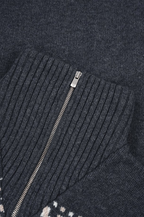 (M) 안테이 캐시미어 코위찬 재킷 [벨루가 차콜]은 캐시미어 소재로 제작되어 부드러운 촉감을 선사하는 남녀 공용 니트/스웨터입니다. 하이넥 디자인과 긴 소매, 두꺼운 두께감으로 가을과 겨울철 따뜻하게 착용할 수 있습니다. 촘촘한 기하학 패턴과 노르딕 패턴이 돋보이며, 집업 스타일로 편안하게 여밀 수 있습니다. 레귤러핏으로 제작되었으며, 캐주얼, 클래식, 미니멀 스타일을 모두 소화할 수 있는 활용도 높은 아이템입니다. 벨루가 차콜 컬러로 어떤 옷에도 매치하기 용이합니다.
