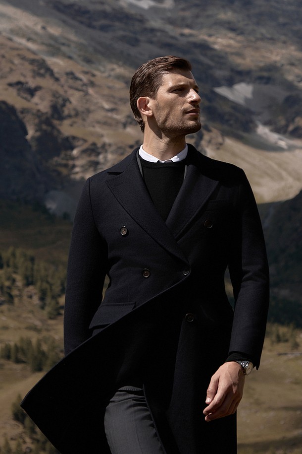 (M) 지오보 울 폴로 코트 [아스트랄 네이비]는 남성용 폴로 코트입니다. 가을, 겨울 시즌에 어울리는 두꺼운 울 소재로 제작되어 부드러운 촉감을 선사합니다. 클래식하고 미니멀한 스타일로, 포멀한 디자인과 클래식한 실루엣을 갖춘 더블버튼 방식의 레귤러핏 코트입니다. 오피스룩, 비즈니스 캐주얼, 모임룩 등 다양한 TPO에 활용 가능하며, 어떤 룩에도 세련된 분위기를 더합니다. 네이비 컬러의 무지 디자인으로, 유행을 타지 않고 오래도록 즐겨 입을 수 있습니다.
