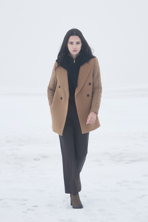 (W) 지오보 울 더블 코트 [태피 카멜]는 여성스러운 실루엣을 강조하는 더블 코트입니다. 부드러운 울 소재로 제작되어 뛰어난 촉감과 보온성을 자랑하며, 가을/겨울 시즌에 착용하기 좋습니다. 클래식하고 미니멀한 디자인으로 오피스룩, 출근룩, 모임룩 등 다양한 TPO에 활용 가능합니다. 레귤러핏에 테일러드 칼라가 더해져 시크한 스타일을 연출하며, 태피 카멜 컬러가 세련된 분위기를 더합니다. 긴 소매와 더블 버튼 여밈으로 안정감 있는 착용감을 선사합니다.
