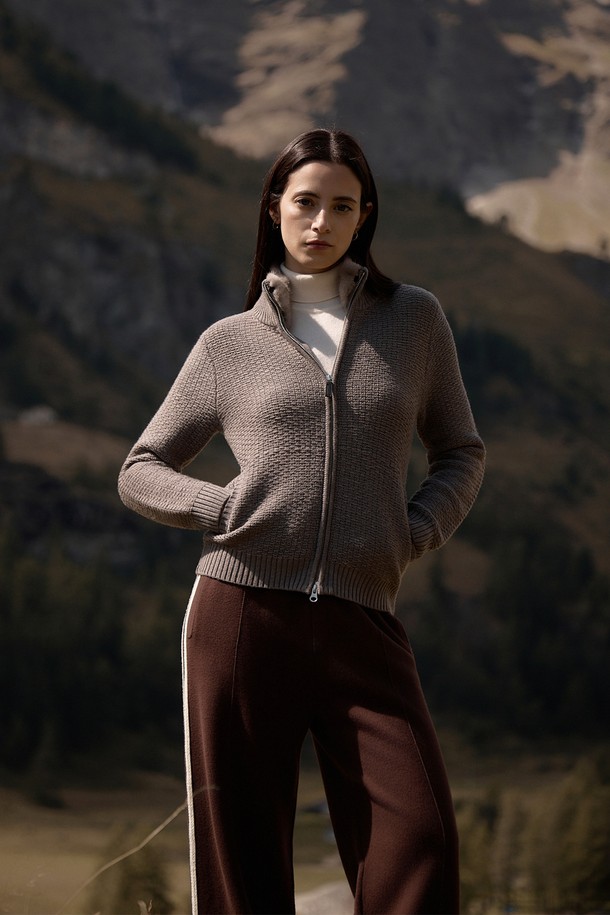 (W) 발투르 울 지퍼 재킷 [칸틴 그레이]는 여성용 아우터, 자켓입니다. 가을, 겨울 시즌에 어울리는 두꺼운 울 소재로 제작되어 부드러운 촉감을 선사하며, 미니멀하고 베이직한 스타일을 연출합니다. 크롭 기장과 심플한 디자인이 특징이며, 지퍼형 여밈 방식으로 간편하게 착용할 수 있습니다. 레귤러핏으로 제작되어 출근룩과 같은 일상에서도 부담 없이 활용 가능합니다. 칸틴 그레이 컬러의 무지 디자인으로 어떤 옷에도 쉽게 매치할 수 있습니다.
