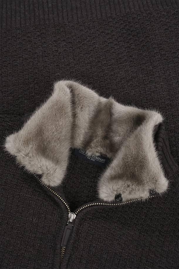 (M) 발투르 울 지퍼 재킷 [토르테 차콜]은 미니멀하고 베이직한 스타일을 추구하는 남성 고객을 위한 크롭 기장의 울 소재 자켓입니다. 가을과 겨울에 착용하기 적합하며, 하이넥 디자인과 지퍼 여밈으로 시크한 분위기를 연출합니다. 출근룩, 비즈니스 캐주얼, 모임룩 등 다양한 TPO에 활용 가능하며, 클래식, 미니멀, 시크 스타일을 선호하는 분들께 추천합니다. 차콜 컬러의 무지 디자인으로 어떤 스타일에도 쉽게 매치할 수 있습니다. 레귤러핏으로 제작되어 편안한 착용감을 선사합니다.
