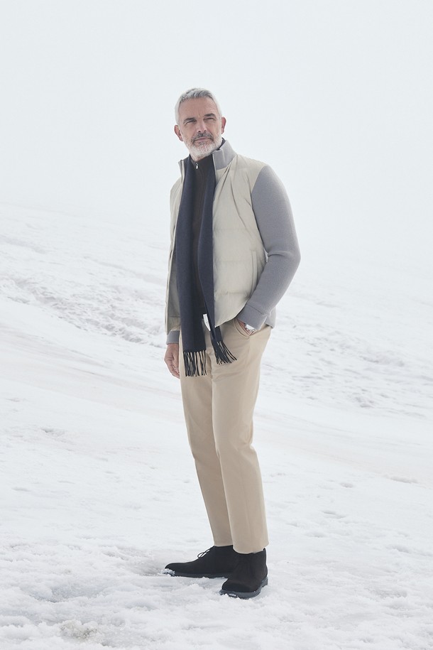 부드러운 스웨이드 소재와 따뜻한 두께감으로 겨울철 포근함을 선사하는 (M) 샤무아 패널 다운 재킷입니다. 베이직하고 미니멀한 디자인에 레귤러핏으로 제작되어 편안한 착용감을 제공하며, 집업 스타일로 간편하게 착용할 수 있습니다. 무지 패턴에 패널 디테일이 더해져 세련된 느낌을 주며, 출근룩과 모임룩 등 다양한 TPO에 활용 가능합니다. 블랙과 베이지 두 가지 색상으로 출시되어, 취향에 맞게 선택할 수 있습니다. 캐주얼, 미니멀, 클래식 스타일을 즐겨 입는 남성분들께 추천합니다.
