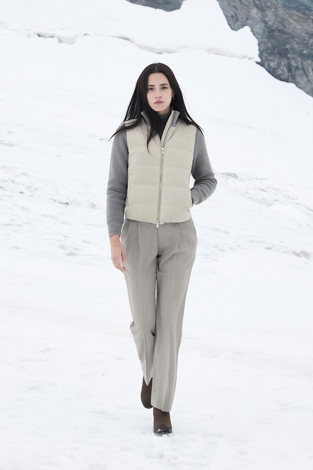 (W) 샤무아 패널 다운 재킷은 여성용 다운 재킷으로, 겨울철 추위를 막아주는 두꺼운 두께감과 부드러운 촉감이 특징입니다. 미니멀하고 캐주얼한 스타일을 연출하며, 출근룩으로도 활용 가능합니다. 베이지와 그레이 두 가지 색상으로 출시되어 다양한 코디에 활용하기 좋습니다. 긴 소매와 크롭 기장, 집업 여밈 방식으로 제작되었으며, 패널 디테일이 돋보이는 디자인입니다. 레귤러핏으로 편안하게 착용할 수 있습니다.
