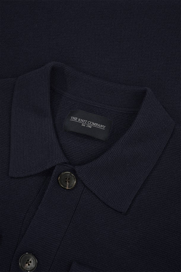 발투르(Valtur) 울 사파리 재킷은 비즈니스 캐주얼 룩과 출근룩, 회의룩에 적합한 남성용 아우터입니다. 봄, 가을 시즌에 어울리는 클래식 스타일의 재킷으로, 부드러운 촉감의 울 소재와 중간 두께감으로 제작되었습니다. 마티니 카키와 이클립스 네이비 두 가지 색상으로 제공되며, 밀라노 니트 패턴이 특징입니다. 허리 벨트 디테일, 내추럴 혼 버튼, 입체적 구조 실루엣, 우수한 내구성과 통기성, 온도 조절 및 수분 흡수 기능까지 갖춰 편안하고 쾌적한 착용감을 선사합니다. 클래식핏으로 제작되어 미니멀하면서도 세련된 스타일을 연출합니다.
