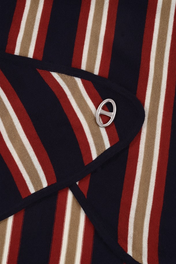 발투르 울 스트라이프 스카프는 일상과 비즈니스룩에 모두 잘 어울리는 공용 스카프입니다. 울트라파인 메리노 울 100% 소재로 제작되어 실크처럼 부드러운 촉감과 자연스러운 신축성을 제공합니다. 16GG 고게이지 니트 구조로 제작되어 얇지만 보온성과 통기성이 뛰어나 사계절 내내 착용 가능하며, 클래식하고 엘레강스한 스타일을 연출합니다. 비즈니스 캐주얼, 오피스룩, 출근룩에 매치하여 미니멀하고 시크한 분위기를 더해보세요. 자연스러운 색상 전환의 스트라이프 패턴이 세련된 디자인을 완성합니다.
