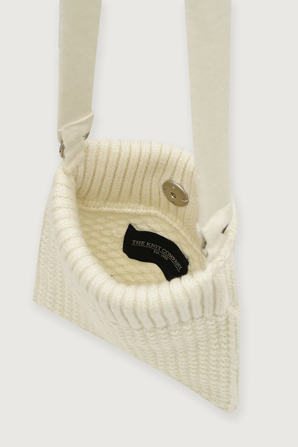 발투르 울 미니 백은 모던하고 우아한 스타일을 추구하는 여성들을 위한 미니 백입니다. 아이보리, 화이트 컬러의 울 소재로 제작되었으며, 로우 게이지 편직 니트 패턴이 특징입니다. 울트라 파인 메리노 울 100% 소재를 사용하여 실크같이 매끄러운 촉감과 뛰어난 통기성, 체온 유지 기능을 제공합니다. 사각 디자인에 스냅 잠금 방식으로, 비즈니스 캐주얼 및 출근룩, 클래식, 미니멀, 시크 스타일을 즐겨 입는 고객에게 적합합니다.
