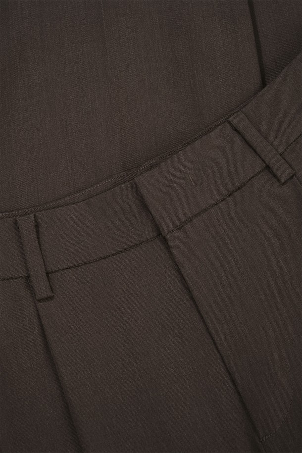 세르비노 울 슬랙스는 럭셔리 스타일을 추구하는 당신을 위한 아이템입니다. 칸푹 그레이, 브래큰 브라운 두 가지 색상으로 출시되었으며, 일상, 오피스룩, 비즈니스 캐주얼, 모임룩 등 다양한 TPO에 맞춰 활용할 수 있습니다. 부드러운 촉감의 울 소재와 은은한 표면감이 돋보이며, 스트레이트 핏과 릴랙스 핏으로 편안한 착용감을 선사합니다. 트월 패턴과 프론트 투 플리츠 디테일, 입체적인 구조, 고급스러운 광택이 특징이며, YKK 지퍼를 사용하여 완성도를 높였습니다. 클래식, 미니멀, 시크한 스타일을 즐기는 분들께 추천합니다.
