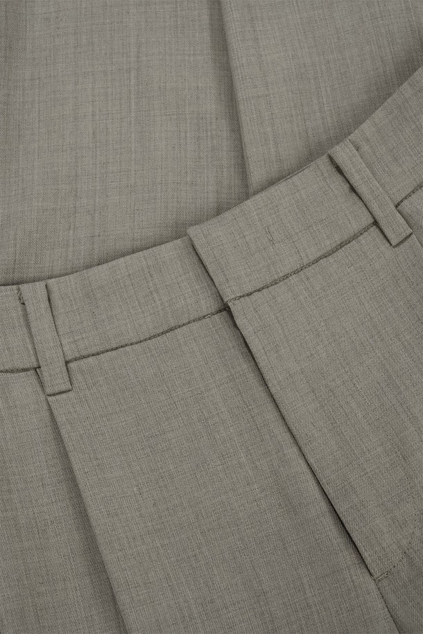 세련된 스타일을 완성하는 세르비노 울 슬랙스입니다. 카푸치노 그레이와 브라켄 브라운 두 가지 색상으로 출시되었으며, 가을과 겨울에 어울리는 긴 기장의 울 슬랙스입니다. 트윌 패턴의 부드러운 울 소재와 스트레이트 핏으로 제작되어 클래식하고 미니멀한 스타일을 연출합니다. 프론트 투 플리츠 디테일과 입체적인 구조감이 특징이며, 고급스러운 광택과 은은한 표면감이 돋보입니다. YKK 지퍼를 사용하여 내구성을 높였으며, 오피스룩, 비즈니스 캐주얼, 겨울 데일리룩 등 다양한 TPO에 활용할 수 있습니다.
