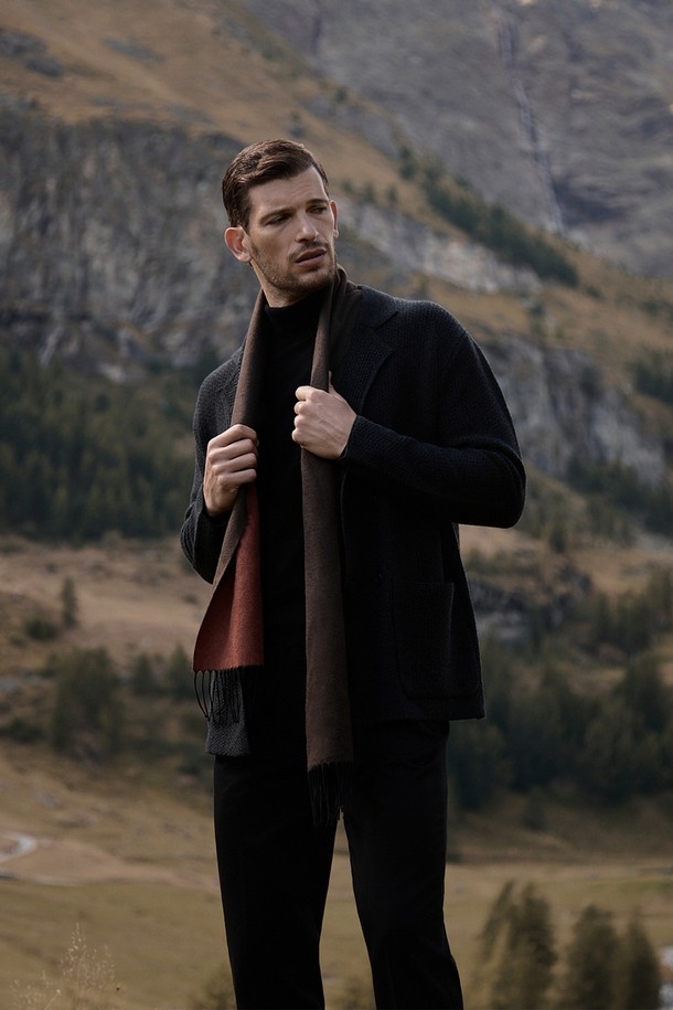 (M) 발투르 울 더블 재킷 [벨루가 차콜]은 가을과 겨울에 어울리는 남성용 더블 재킷입니다. 클래식과 미니멀한 스타일을 추구하는 분들을 위한 레귤러핏 디자인으로, 오피스룩, 비즈니스 캐주얼, 모임룩 등 다양한 TPO에 활용할 수 있습니다. 100% 울 소재로 제작되어 두꺼운 두께감을 자랑하며, 테일러드 칼라와 긴 소매가 특징입니다. 차콜 컬러의 무지 패턴은 시크한 매력을 더하여 어떤 스타일에도 쉽게 매치할 수 있습니다. 더블 버튼 여밈 방식으로 클래식한 멋을 살린 제품입니다.
