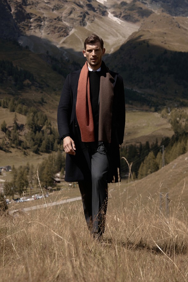 (M) 지오보 울 폴로 코트 [아스트랄 네이비]는 남성용 폴로 코트입니다. 가을, 겨울 시즌에 어울리는 두꺼운 울 소재로 제작되어 부드러운 촉감을 선사합니다. 클래식하고 미니멀한 스타일로, 포멀한 디자인과 클래식한 실루엣을 갖춘 더블버튼 방식의 레귤러핏 코트입니다. 오피스룩, 비즈니스 캐주얼, 모임룩 등 다양한 TPO에 활용 가능하며, 어떤 룩에도 세련된 분위기를 더합니다. 네이비 컬러의 무지 디자인으로, 유행을 타지 않고 오래도록 즐겨 입을 수 있습니다.
