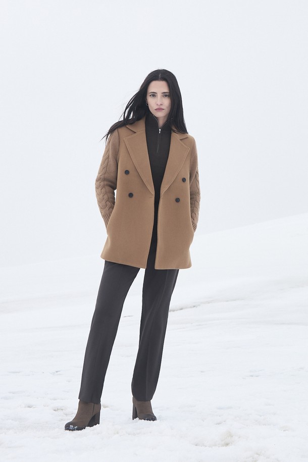 (W) 지오보 울 더블 코트 [태피 카멜]는 여성스러운 실루엣을 강조하는 더블 코트입니다. 부드러운 울 소재로 제작되어 뛰어난 촉감과 보온성을 자랑하며, 가을/겨울 시즌에 착용하기 좋습니다. 클래식하고 미니멀한 디자인으로 오피스룩, 출근룩, 모임룩 등 다양한 TPO에 활용 가능합니다. 레귤러핏에 테일러드 칼라가 더해져 시크한 스타일을 연출하며, 태피 카멜 컬러가 세련된 분위기를 더합니다. 긴 소매와 더블 버튼 여밈으로 안정감 있는 착용감을 선사합니다.
